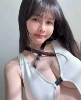 挺拔粉嫩的妹子