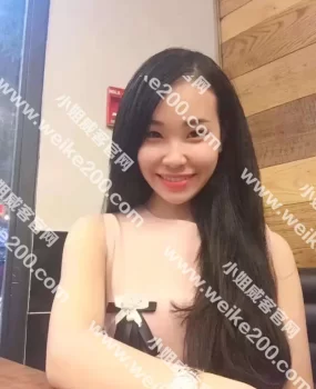 抬起小伊的双腿，翻开阴chun，直接插到最深处