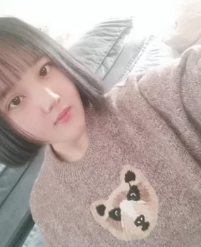 一个不大的小姑娘喜欢嫩个的来