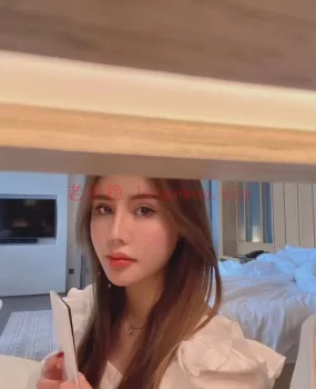 烈焰红唇小模特